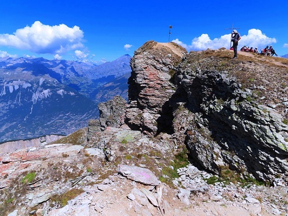 Foto: Andreas Koller / Wandertour / Illhorn - Aussichtskanzel über dem Rhonetal (2717m) / Blick zum Gipfelkreuz am Illhorn / 08.09.2023 00:45:50