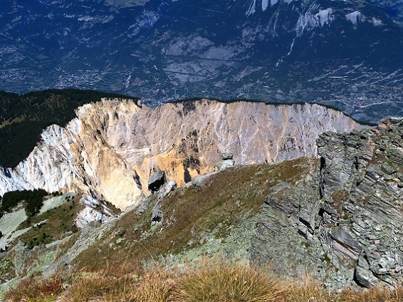 Foto: Andreas Koller / Wandertour / Illhorn - Aussichtskanzel über dem Rhonetal (2717m) / Tiefblick in den Illgraben / 08.09.2023 00:45:08