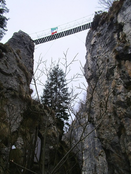 Foto: Andreas Koller / Klettersteigtour / Monte Boccaor auf der Via ferrata Sass Brusai (1531m) / Hängebrücke / 25.10.2023 01:08:58