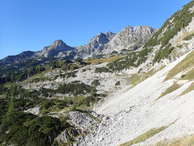Foto: Manfred Karl / Wandertour / Von der Karalm auf den Sonntagskogel (2046 m) / Querung am Fuß des Traunsteins / 11.12.2023 08:32:38
