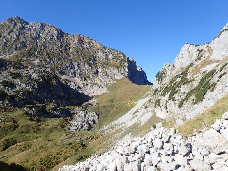 Foto: Manfred Karl / Wandertour / Von der Karalm auf den Sonntagskogel (2046 m) / Im Kreis die Abzweigung unterm Firstsattel / 11.12.2023 08:31:31