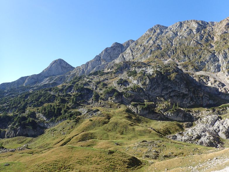 Foto: Manfred Karl / Wandertour / Von der Karalm auf den Sonntagskogel (2046 m) / Sonntagskogel und Gratverlauf von der Tagweide Richtung Hochkarfelderkopf / 11.12.2023 08:31:04