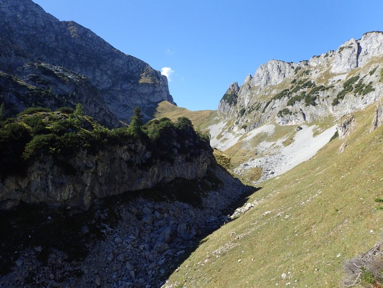 Foto: Manfred Karl / Wandertour / Von der Karalm auf den Sonntagskogel (2046 m) / Abstiegsvariante, im Hintergrund der Firstsattel / 11.12.2023 08:23:17