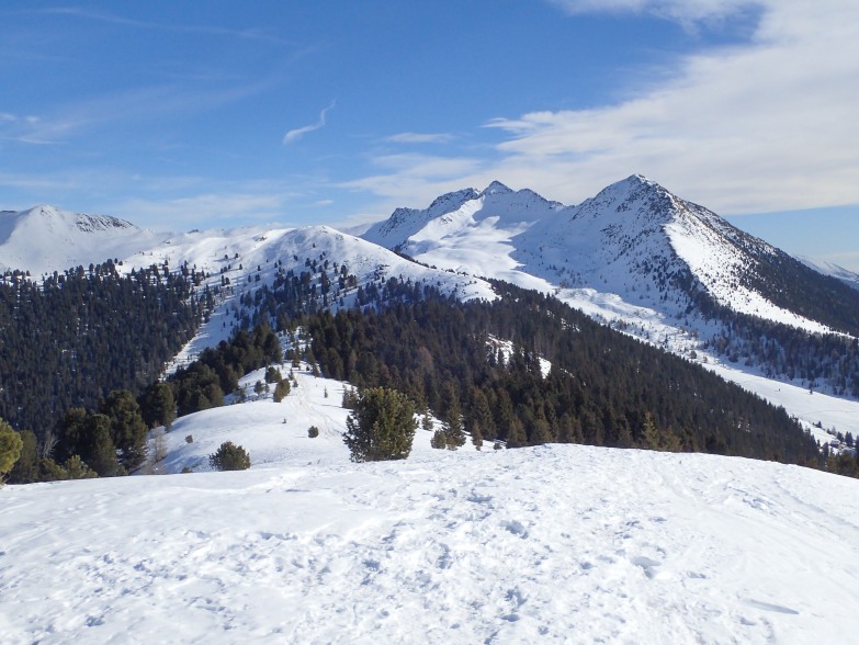 Foto: Manfred Karl / Skitour / Kammwanderung zum Rudlhorn (2448 m) / Links der Bildmitte Durakopf, ganz rechts Rudlhorn / 06.03.2024 12:12:56