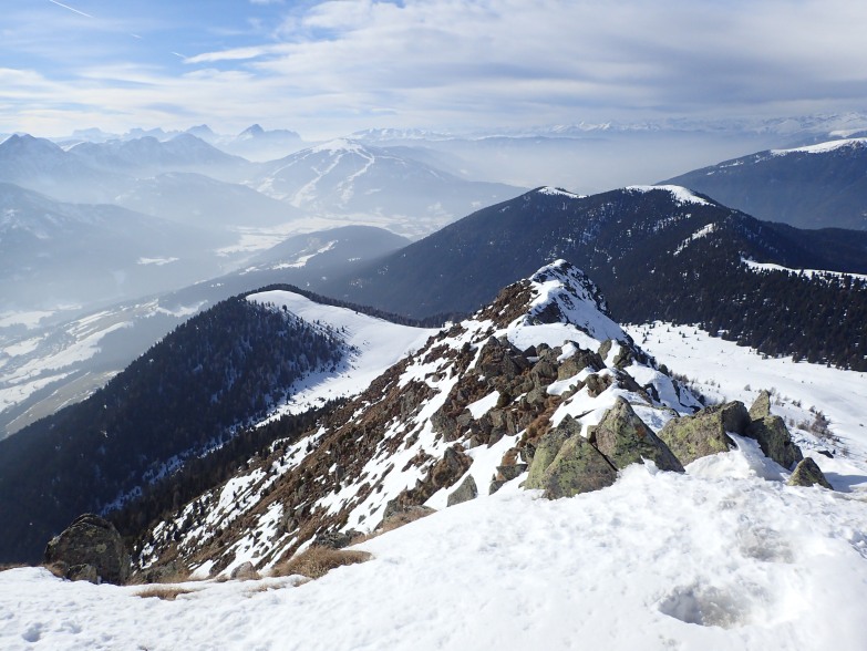 Foto: Manfred Karl / Skitour / Kammwanderung zum Rudlhorn (2448 m) / Blick Richtung Kronplatz / 06.03.2024 12:06:42