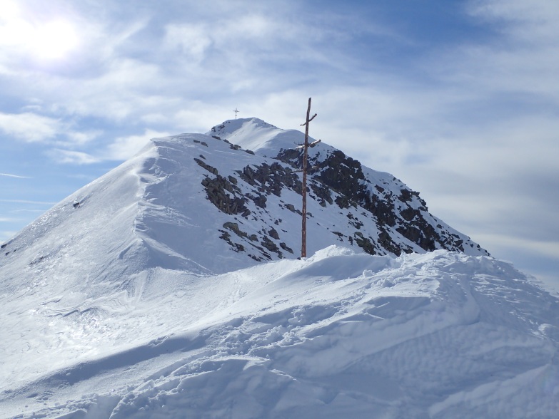 Foto: Manfred Karl / Skitour / Kammwanderung zum Rudlhorn (2448 m) / Das Wetterkreuz im Sattel zwischen Eisatz und Rudlhorn / 06.03.2024 12:05:02