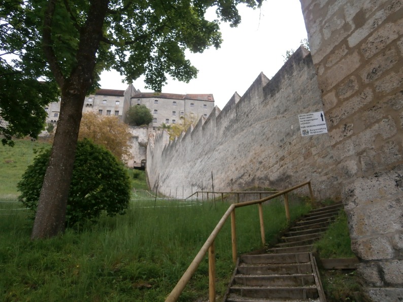 Foto: Manfred Karl / Wandertour / Wöhrsee- und Burgrunde Burghausen / Direktaufstieg zur Burg / 08.05.2024 07:48:22