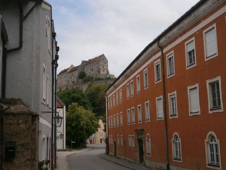 Foto: Manfred Karl / Wandertour / Wöhrsee- und Burgrunde Burghausen / In der Mautnerstraße / 30.03.2024 19:29:30