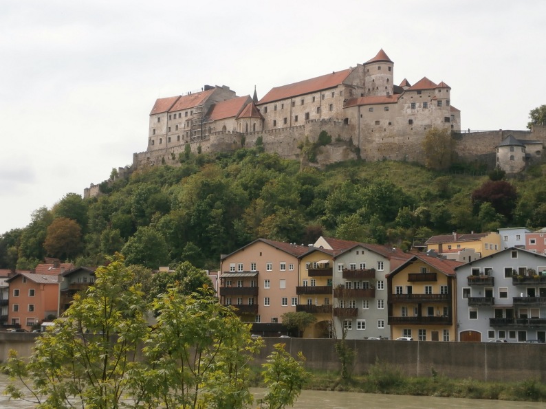 Foto: Manfred Karl / Wandertour / Wöhrsee- und Burgrunde Burghausen / Burg zu Burghausen von der österreichischen Seite / 30.03.2024 19:28:53
