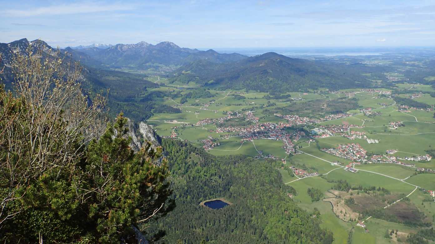 Foto: Manfred Karl / Wandertour / Über die Himmelsleiter auf das Gruberhörndl (1493 m) / Inzell und Chiemsee im Hintergrund / 08.05.2024 11:38:10