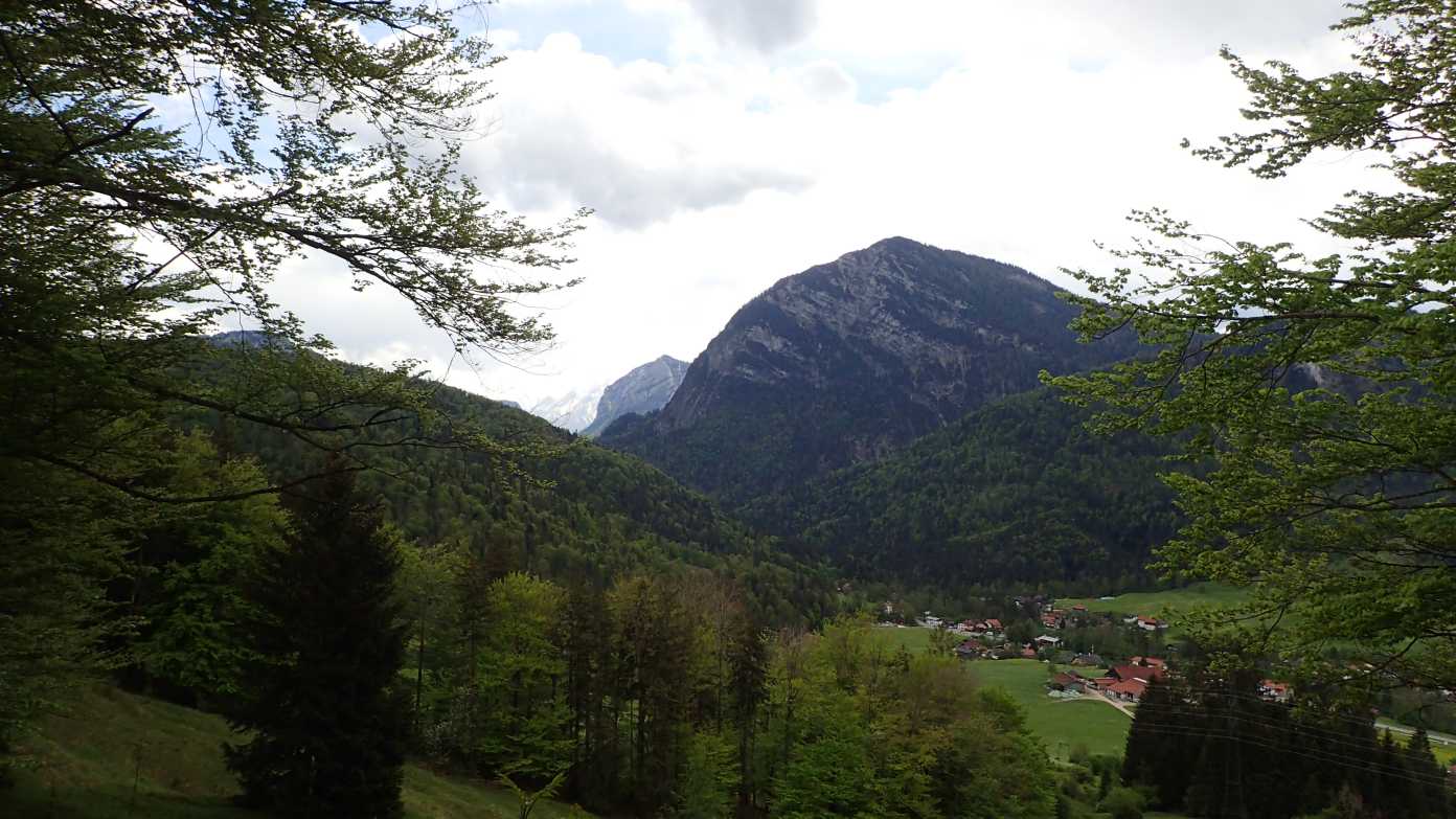 Foto: Manfred Karl / Wandertour / Über die Himmelsleiter auf das Gruberhörndl (1493 m) / Weißbachblick mit Watzmann / 08.05.2024 11:33:15