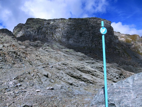 Foto: Andreas Koller / Klettersteigtour / Via ferrata des Gentianes: Route Edelweiss (3041m) / Stangenmarkierungen und Monts de Cion / 28.06.2024 23:58:03