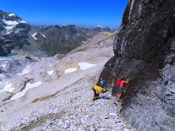 Foto: Andreas Koller / Wandertour / Schöllihorn (3500m) / Keine Klagemauer, sondern Wasser ausfassen oder besser einfangen / 06.09.2024 00:30:01