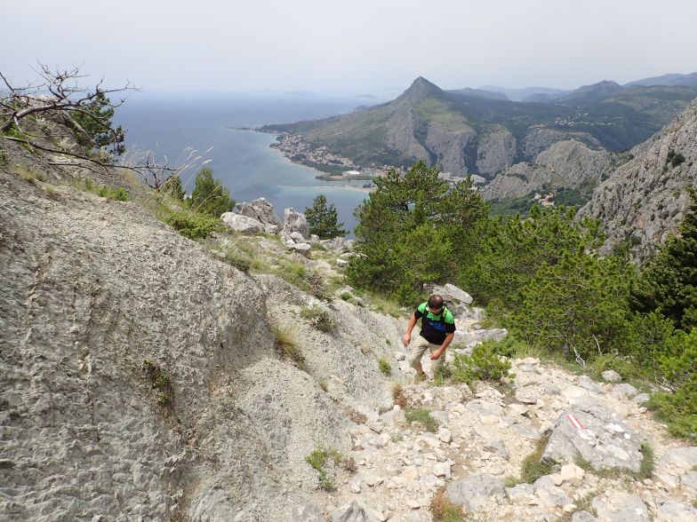 Foto: Manfred Karl / Wandertour / Vrh Kula (863 m) – Panoramaberg über Omis / Geröllhaltiger Anstieg im unteren Teil / 24.05.2025 16:44:04