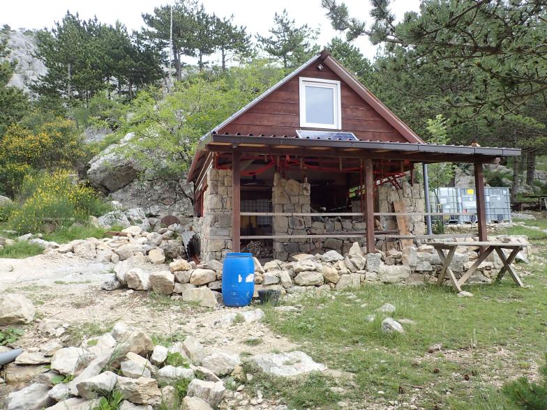 Foto: Manfred Karl / Wandertour / Vrh Kula (863 m) – Panoramaberg über Omis / Unterstandshütte Luda kuca / 24.05.2025 16:43:24