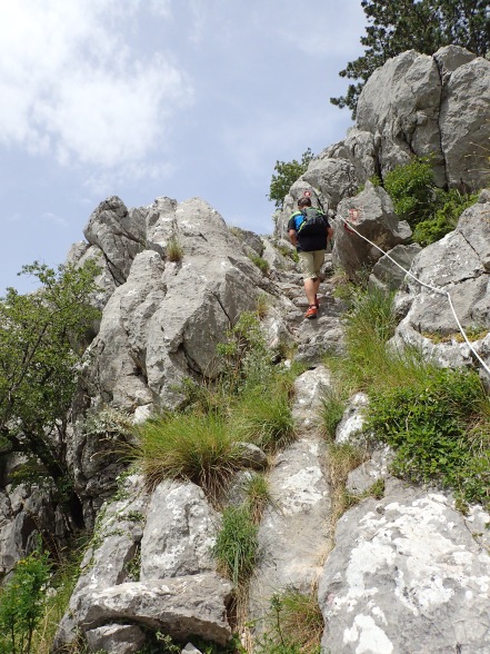 Foto: Manfred Karl / Wandertour / Vrh Kula (863 m) – Panoramaberg über Omis / Versicherte Passage oberhalb der Hütte / 24.05.2025 16:42:36