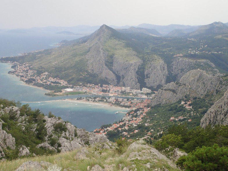 Foto: Manfred Karl / Wandertour / Vrh Kula (863 m) – Panoramaberg über Omis / Tiefblick auf Omis / 24.05.2025 16:38:33