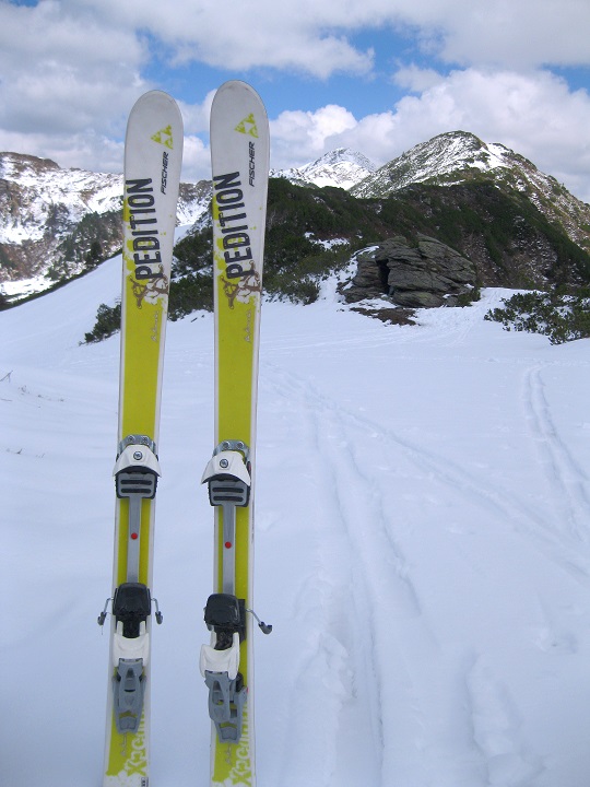 Foto: Andreas Koller / Skitour / Planneralm und Kleiner Rotbühel (1913m) / Rast bei der Bergstation der Rotbühelbahn / 10.05.2025 22:51:46