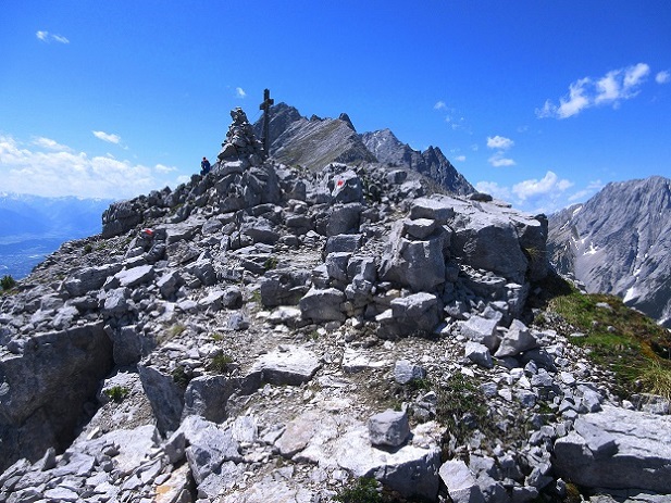 Foto: Andreas Koller / Klettersteigtour / Felix Kuen Klettersteig auf den Hundskof (2243m) / Abstieg vom Gipfelkreuz des Hundskopfes am SO-Grat / 04.06.2025 01:08:56