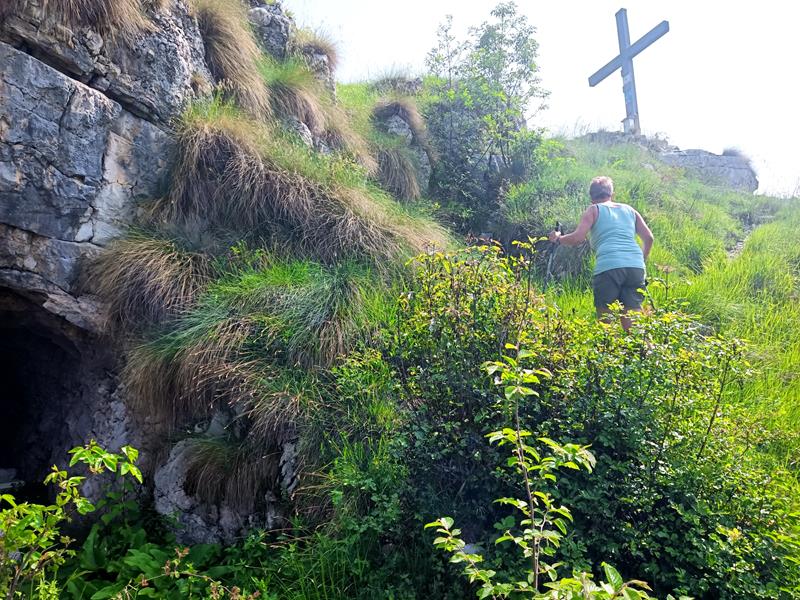 Foto: Wolfgang Lauschensky / Wandertour / Cima San Giorgio - Cima Palone - Tre Sorelle Runde / schmaler Pfad an Kavernen vorbei zum Gratgipfel / 08.07.2025 15:55:59