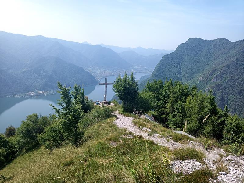 Foto: Wolfgang Lauschensky / Wandertour / Monte Censo / Gipfelkreuz über dem Idrosee / 08.07.2025 16:23:37