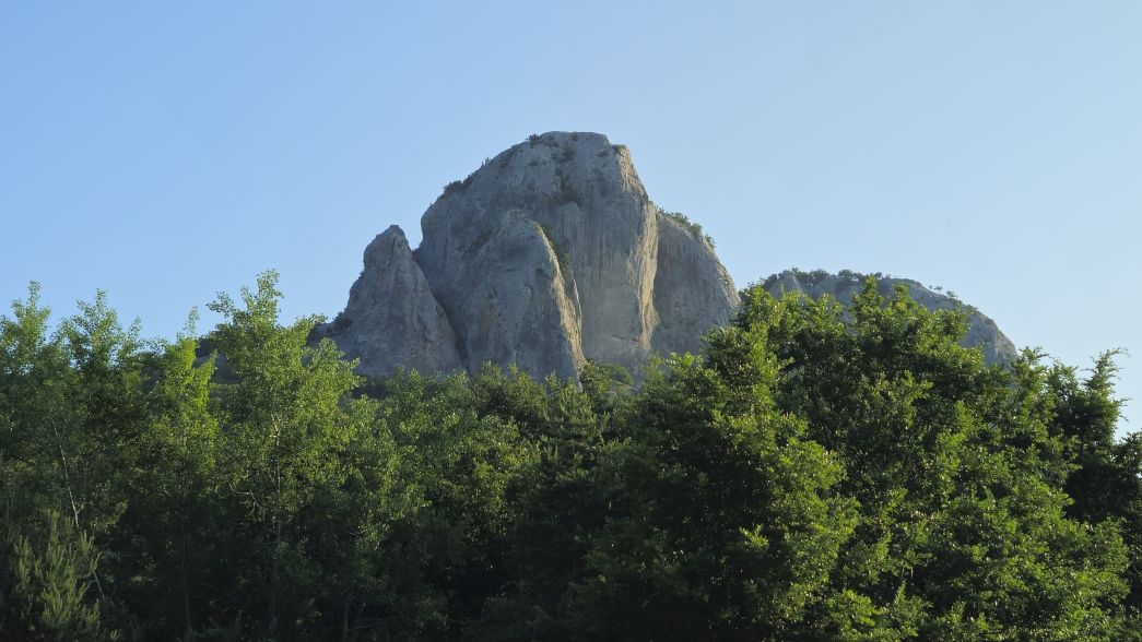 Foto: Manfred Karl / Wandertour / Auf den Zir (850 m) – Inselberg im Licko Polje / Die Südwand des Zir / 30.07.2025 09:51:38