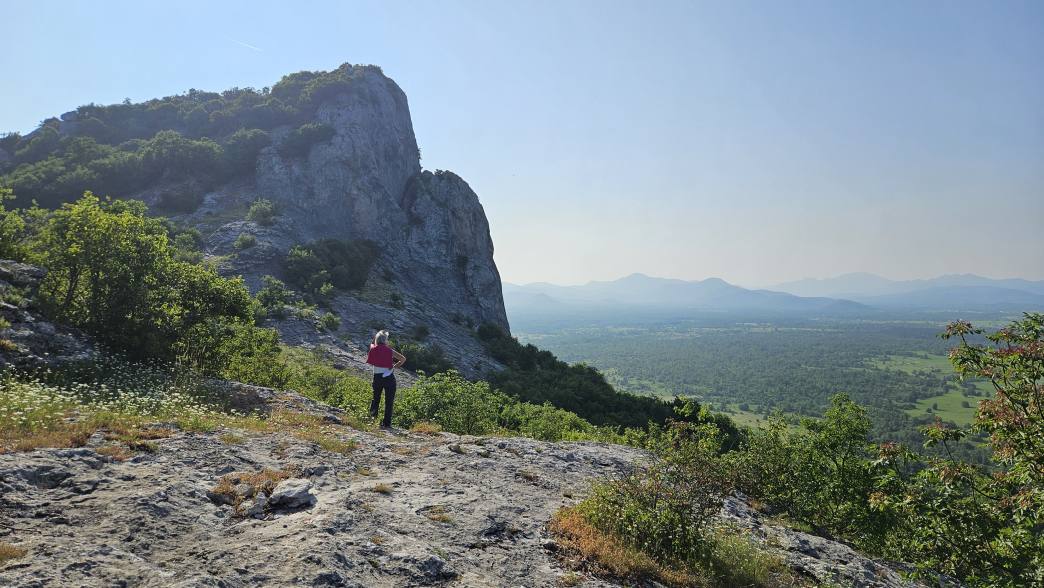 Foto: Manfred Karl / Wandertour / Auf den Zir (850 m) – Inselberg im Licko Polje / Der Gipfelaufbau wird links umgangen / 30.07.2025 09:50:00
