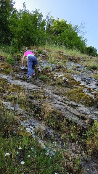 Foto: Manfred Karl / Wandertour / Auf den Zir (850 m) – Inselberg im Licko Polje / Die erste versicherte Passage / 30.07.2025 09:49:13
