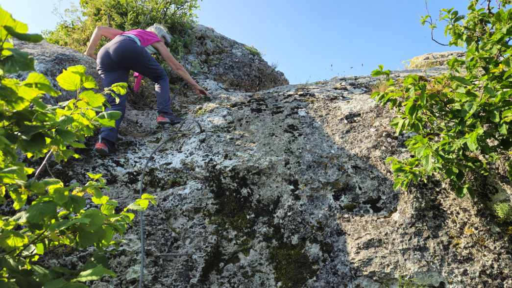 Foto: Manfred Karl / Wandertour / Auf den Zir (850 m) – Inselberg im Licko Polje / Gipfelblock / 30.07.2025 09:48:39