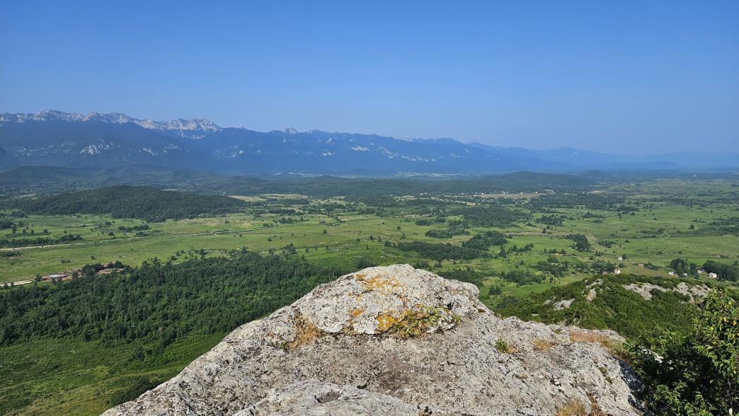 Foto: Manfred Karl / Wandertour / Auf den Zir (850 m) – Inselberg im Licko Polje / Ausblick zu den Velebitbergen / 30.07.2025 09:48:24