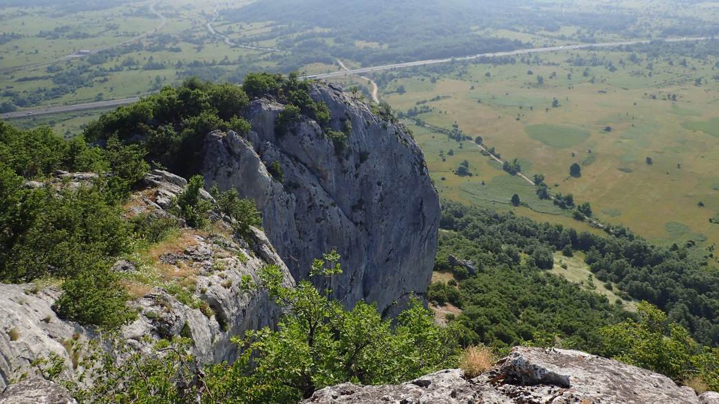 Foto: Manfred Karl / Wandertour / Auf den Zir (850 m) – Inselberg im Licko Polje / Blick hinunter zur A 1 / 30.07.2025 09:47:10