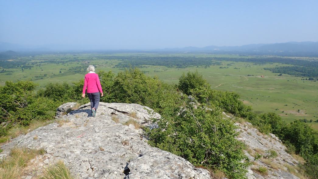 Foto: Manfred Karl / Wandertour / Auf den Zir (850 m) – Inselberg im Licko Polje / Aussichtsreicher Abstieg / 30.07.2025 09:45:34