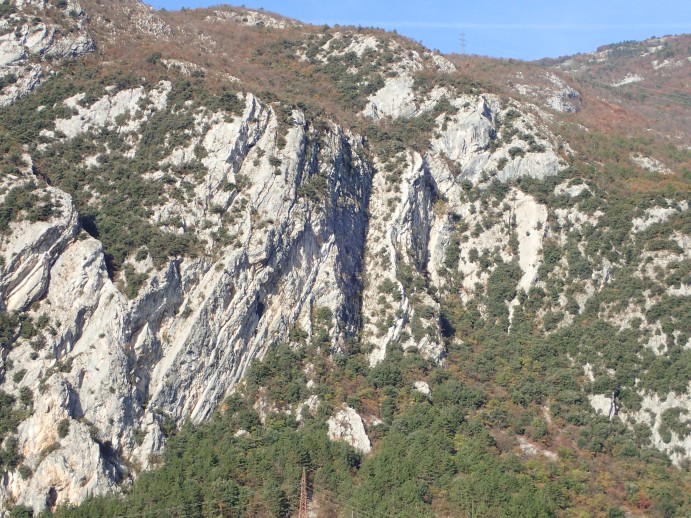 Foto: Manfred Karl / Klettertour / Due laghi, Via “Lo spigolo nascosto” / Gut erkennbar etwas rechts der Bildmitte die Route / 30.07.2025 16:03:49