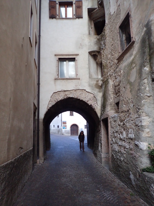 Foto: Manfred Karl / Klettertour / Due laghi, Via “Lo spigolo nascosto” / Abstieg durch den Ort Santa Massenza / 30.07.2025 15:54:17