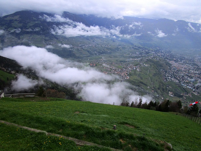 Foto: Andreas Koller / Klettersteigtour / Vellauer Felsenweg (1362m) / Tiefblick Dorf Tirol / 03.09.2025 02:01:00