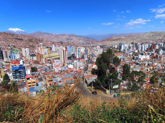 Foto: Andreas Koller / Wandertour / Mirador Killi Killi in La Paz (3732m) / Blick vom Mirador Killi Killi zum Stadium Hernando
Siles und zum Illimani / 09.10.2025 01:09:48