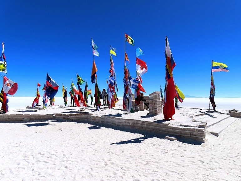 Foto: Andreas Koller / Wandertour / Salar de Uyuni (3650m) / Flaggenparade aus der ganzen Welt / 24.10.2025 00:35:40