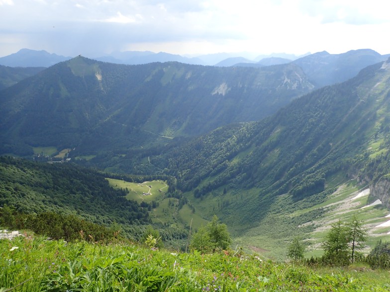 Foto: Manfred Karl / Wandertour / Aus der Taugl auf Regenspitz und Bergköpfl / Tiefblick zur Gruberalm / 30.10.2025 20:29:56