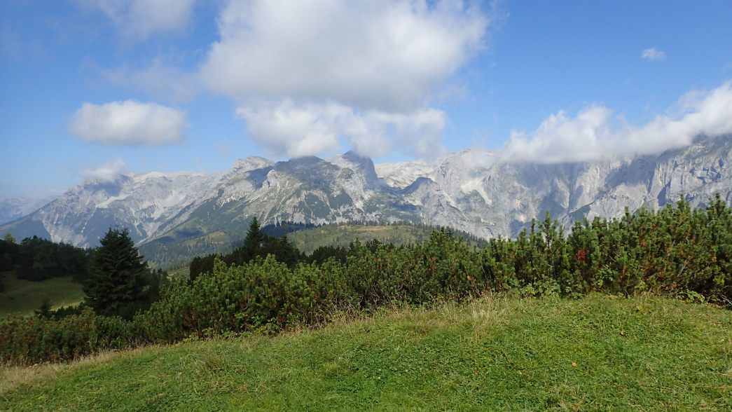 Foto: Manfred Karl / Wandertour / Über die Karalm auf die Koreinhöhe (1845 m) / Ausblick ins Tennengebirge / 01.11.2025 18:51:29