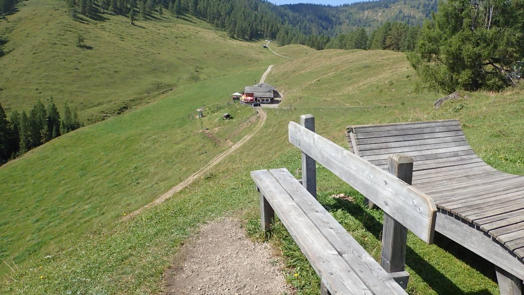 Foto: Manfred Karl / Wandertour / Über die Karalm auf die Koreinhöhe (1845 m) / Rastplatz am Karalmriedel, Blick zur Karalm / 01.11.2025 18:49:12