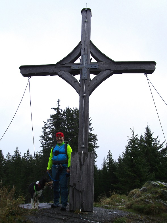 Foto: Andreas Koller / Wandertour / Rauer Kopf über dem Brixental (1580m) / Rauer Kopf Gipfelkreuz / 08.11.2025 18:26:14