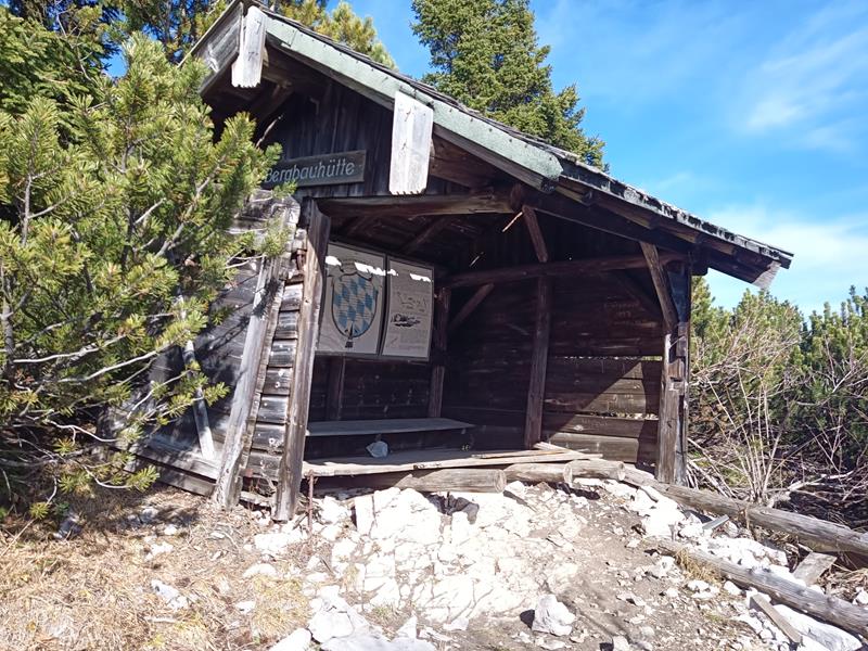 Foto: Wolfgang Lauschensky / Wandertour / Hinterer und Vorderer Rauschberg von Weißbach / Bergbauhütte knapp unter dem Hinteren
Rauschberggipfel / 15.11.2025 12:57:52
