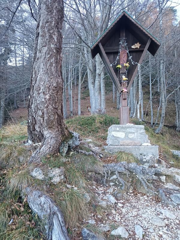 Foto: Wolfgang Lauschensky / Wandertour / Monte Spilech 1725m / Marterl und Rastplatz / 16.11.2025 18:53:45