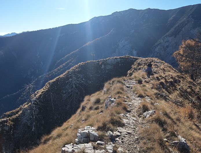 Foto: Wolfgang Lauschensky / Wandertour / Monte Spilech 1725m / das etwas vorgelagerte Gipfelkreuz / 16.11.2025 18:53:10