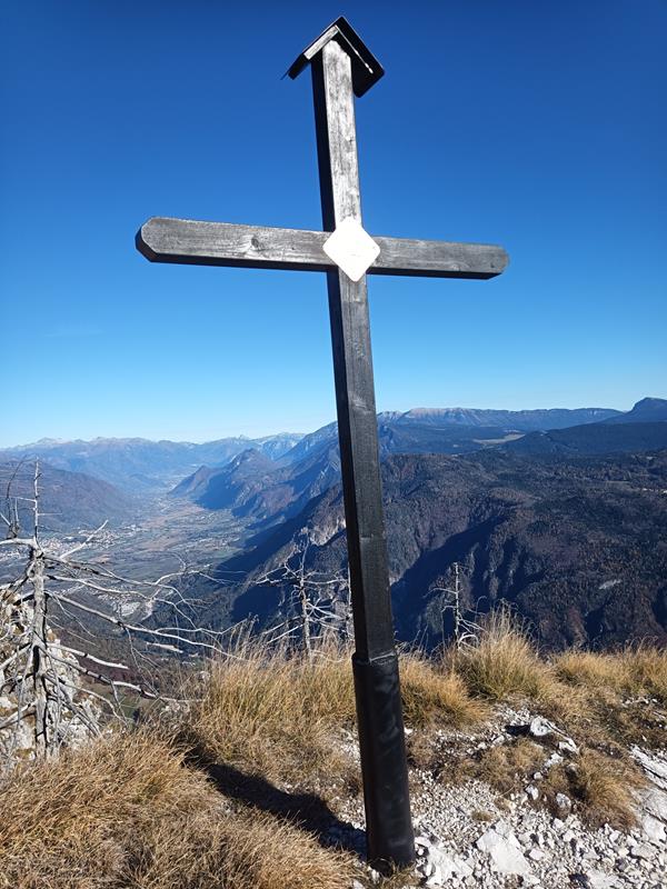Foto: Wolfgang Lauschensky / Wandertour / Monte Spilech 1725m / Gipfelkreuz des Monte Spilech / 16.11.2025 18:53:06
