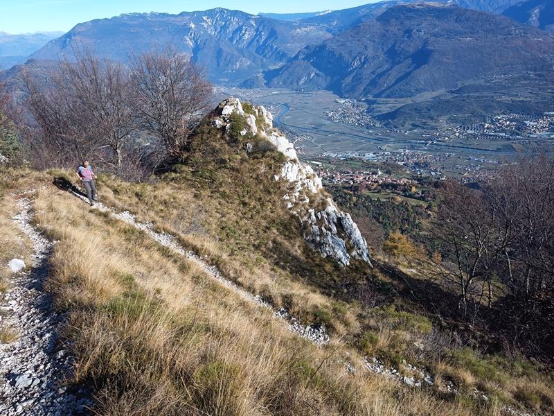 Foto: Wolfgang Lauschensky / Wandertour / Cima Palon 1915m Überschreitung / Abstieg mit Blick zu Castellana hoch über dem
Etschtal / 17.11.2025 16:09:00