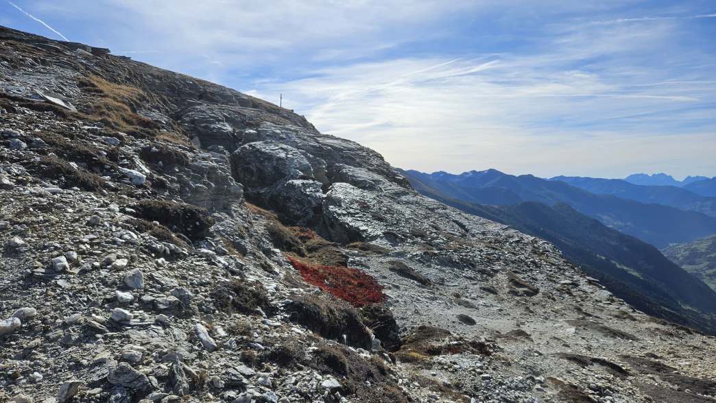 Foto: Manfred Karl / Wandertour / Weisse Wand (2342 m) – Rundwanderung vom Rieger Kaser / Irgendwann wird sich auch dieser Teil in die Tiefe verabschieden / 24.06.2026 12:54:48
