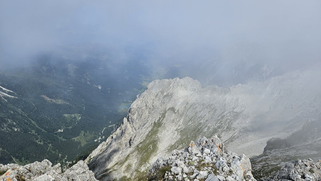 Foto: Manfred Karl / Wandertour / Wildkarhöhe (2511 m) aus dem Riedingtal / Auf der Wildkarhöhe, Tiefblick ins Tal von Kleinarl / 23.06.2026 21:03:37