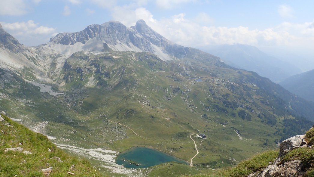Foto: Manfred Karl / Wandertour / Wildkarhöhe (2511 m) aus dem Riedingtal / Tiefblick zum Zaunersee, darüber Windischkopf und Mosermandl / 23.06.2026 21:00:08