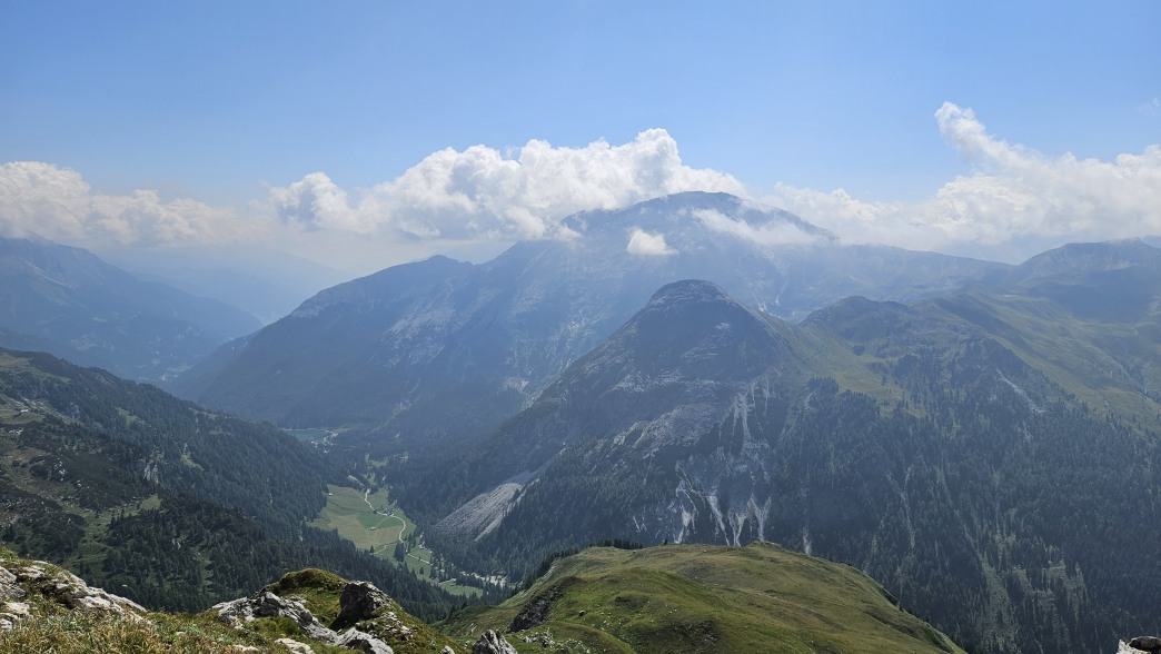 Foto: Manfred Karl / Wandertour / Wildkarhöhe (2511 m) aus dem Riedingtal / Ausblick übers Riedingtal zum Weißeck / 23.06.2026 20:59:12